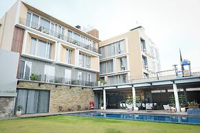 Facade Hotel by Azana