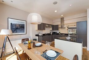 JOIVY 5-star Luxurious George Street Apartment