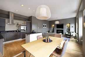 JOIVY 5-star Luxurious George Street Apartment