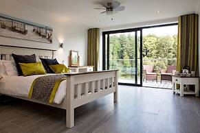 Canada Lodge and Lake