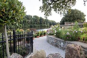 Canada Lodge and Lake