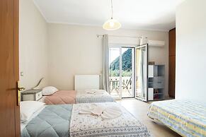 The Olive Grove Cottage by Konnect, 2.5 km from Ipsos