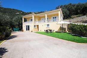 The Olive Grove Cottage by Konnect, 2.5 km from Ipsos