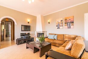 The Olive Grove Cottage by Konnect, 2.5 km from Ipsos