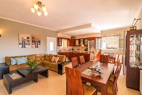 The Olive Grove Cottage by Konnect, 2.5 km from Ipsos