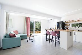 The Olive Grove Cottage by Konnect, 2.5 km from Ipsos
