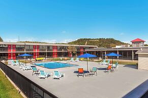 Econo Lodge Cave City