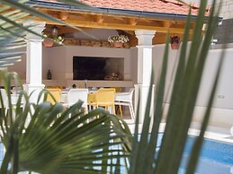 Royal Residence Chica Cure