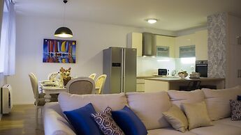 Royal Residence Chica Cure