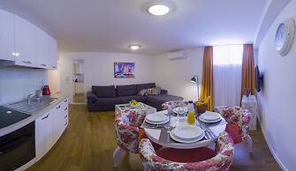 Royal Residence Chica Cure