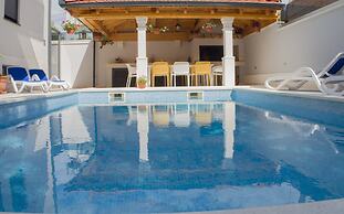 Royal Residence Chica Cure