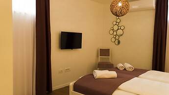 Royal Residence Chica Cure