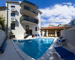 Royal Residence Chica Cure