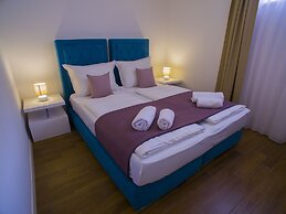 Royal Residence Chica Cure