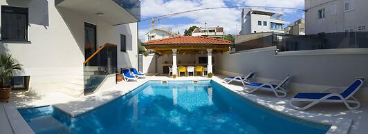 Royal Residence Chica Cure