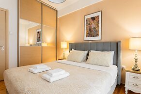 Nicholas Point Apartments and Rooms