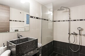Nicholas Point Apartments and Rooms
