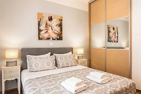 Nicholas Point Apartments and Rooms