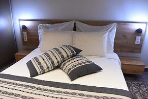 Lotus Deluxe Apt Must