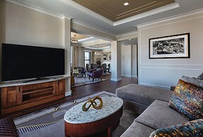 Higgins Hotel, Official Hotel of The National WWII Museum, Curio Colle