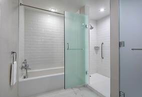 Higgins Hotel, Official Hotel of The National WWII Museum, Curio Colle