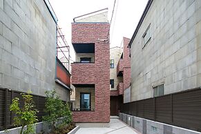 Calm Asakusa Kaminarimon Gate CLx