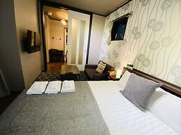 Calm Asakusa Kaminarimon Gate CLx