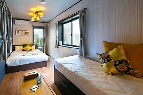 Calm Asakusa Kaminarimon Gate CLx