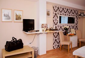 Villa Home & Garden Lasko