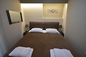 A&J Apartments or Rooms athens airport