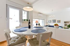 Spacious Chic Residence