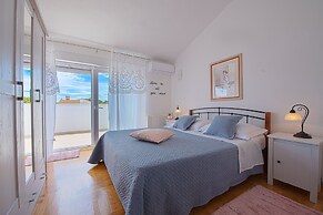 Spacious Chic Residence