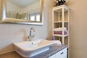 Spacious Chic Residence