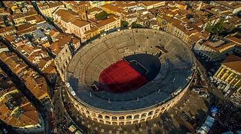 Large Filippini residence a few meters from the Arena