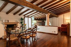 Prestigious Residence Brà with a turret overlooking Verona