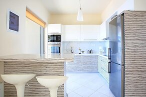 Seafront home 4' walk to private beach