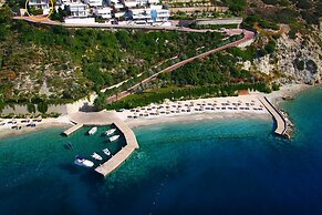 Seafront home 4' walk to private beach