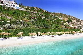 Seafront home 4' walk to private beach