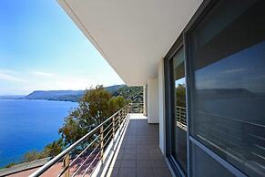 Seafront home 4' walk to private beach