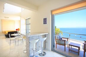 Seafront home 4' walk to private beach