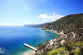 Seafront home 4' walk to private beach