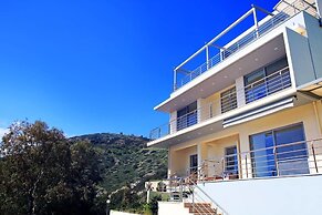 Seafront home 4' walk to private beach