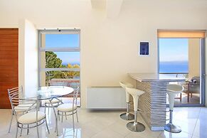 Seafront home 4' walk to private beach