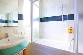 Seafront home 4' walk to private beach