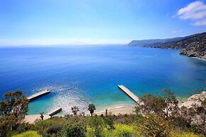 Seafront home 4' walk to private beach