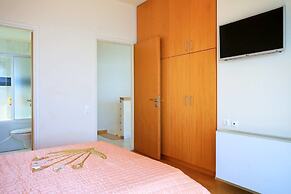 Seafront home 4' walk to private beach