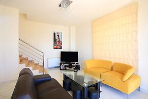 Seafront home 4' walk to private beach