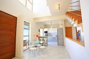 Seafront home 4' walk to private beach