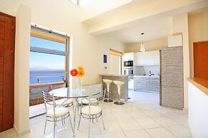 Seafront home 4' walk to private beach