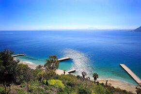 Seafront home 4' walk to private beach